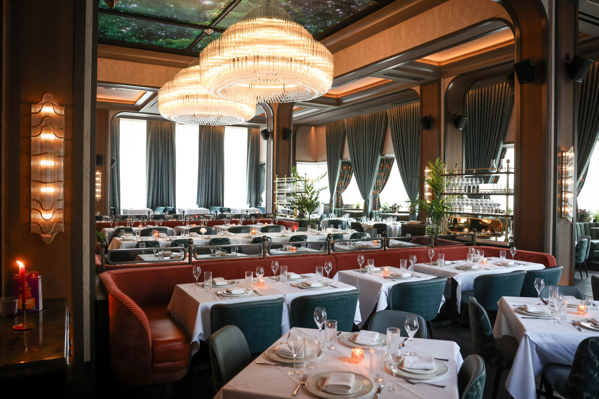An elegant Chicago restaurant dining room
